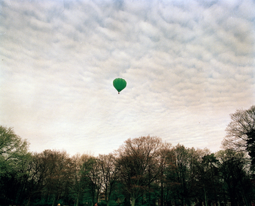 822479 Afbeelding van de zojuist uit het Wilhelminapark te Utrecht opgestegen heteluchtballon, met daarin o.a. ...